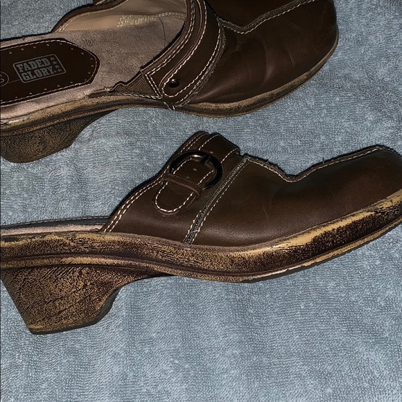 Clogs - Picture 2 of 3